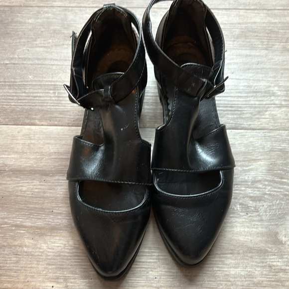 Strappy buckle flats with cut out toe and sides - Picture 3 of 7